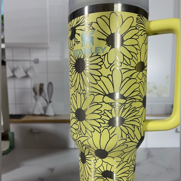 Engraved Stanley 40oz Pomelo with daisies - Picture 1 of 7